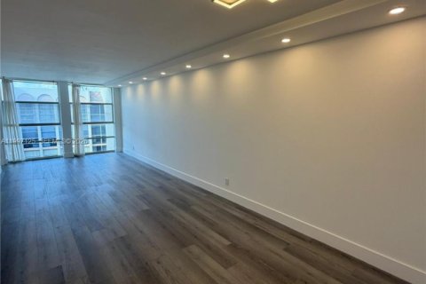 Condominio en alquiler en Hallandale Beach, Florida, 2 dormitorios, 85.84 m2 № 2059031 - foto 25