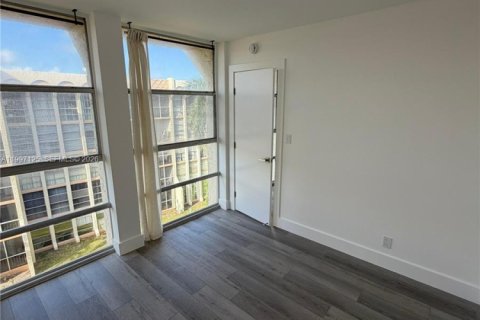 Condominio en alquiler en Hallandale Beach, Florida, 2 dormitorios, 85.84 m2 № 2059031 - foto 21