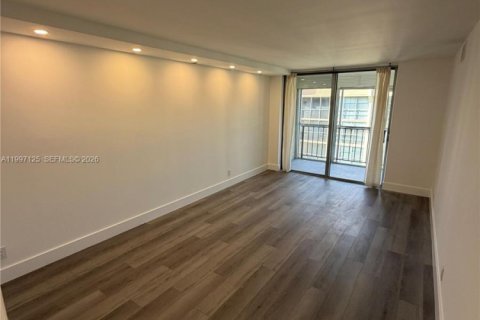 Condominio en alquiler en Hallandale Beach, Florida, 2 dormitorios, 85.84 m2 № 2059031 - foto 13