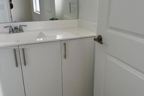 Townhouse in Homestead, Florida 3 bedrooms № 1943856 - photo 9