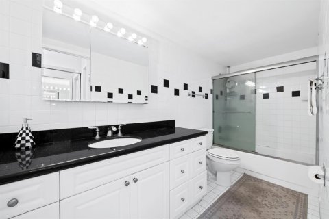 Copropriété à vendre à Hallandale Beach, Floride: 2 chambres, 118.91 m2 № 2084389 - photo 19