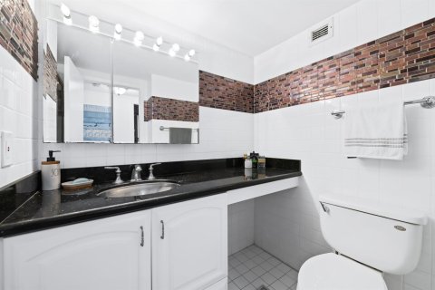 Copropriété à vendre à Hallandale Beach, Floride: 2 chambres, 118.91 m2 № 2084389 - photo 15