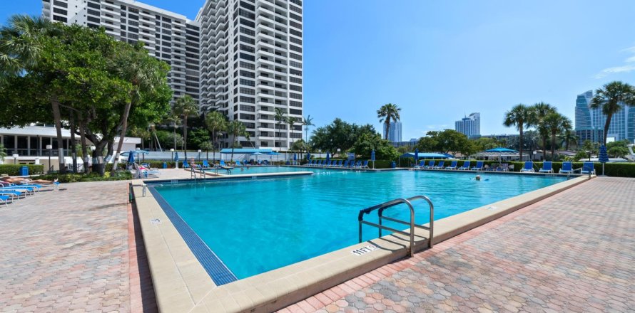 Condo à Hallandale Beach, Floride, 2 chambres  № 2084389