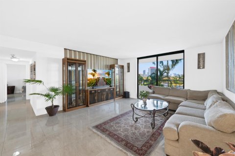 Copropriété à vendre à Hallandale Beach, Floride: 2 chambres, 118.91 m2 № 2084389 - photo 13
