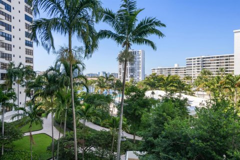 Copropriété à vendre à Hallandale Beach, Floride: 2 chambres, 118.91 m2 № 2084389 - photo 10