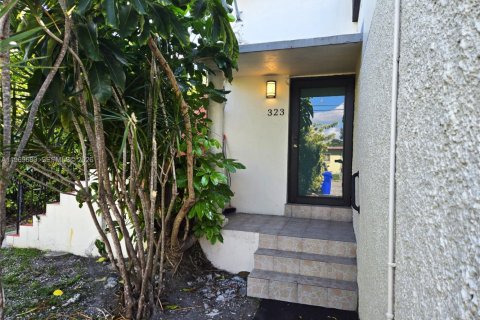 Villa ou maison à louer à Miami, Floride: 3 chambres, 83.61 m2 № 2030427 - photo 3