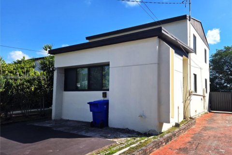 Villa ou maison à louer à Miami, Floride: 3 chambres, 83.61 m2 № 2030427 - photo 2