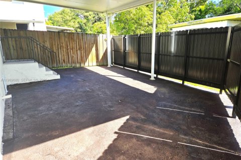 Villa ou maison à louer à Miami, Floride: 3 chambres, 83.61 m2 № 2030427 - photo 15