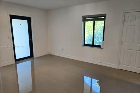 Villa ou maison à louer à Miami, Floride: 3 chambres, 83.61 m2 № 2030427 - photo 5