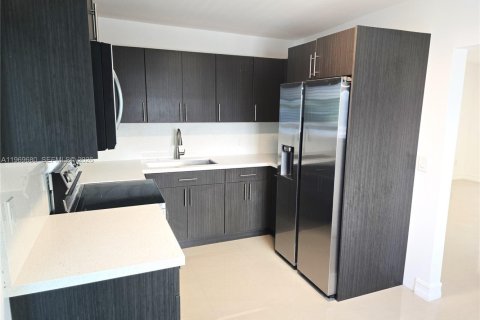 Villa ou maison à louer à Miami, Floride: 3 chambres, 83.61 m2 № 2030427 - photo 7