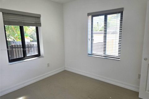Villa ou maison à louer à Miami, Floride: 3 chambres, 83.61 m2 № 2030427 - photo 14