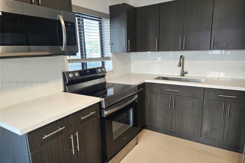 Villa ou maison à louer à Miami, Floride: 3 chambres, 83.61 m2 № 2030427 - photo 6