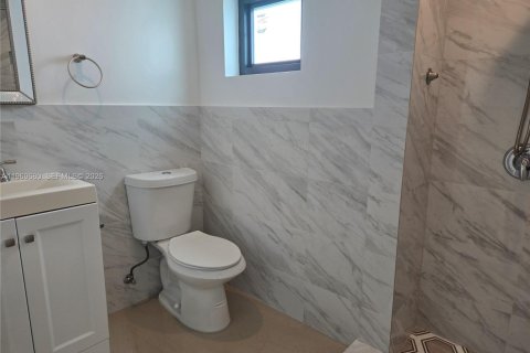 Villa ou maison à louer à Miami, Floride: 3 chambres, 83.61 m2 № 2030427 - photo 11