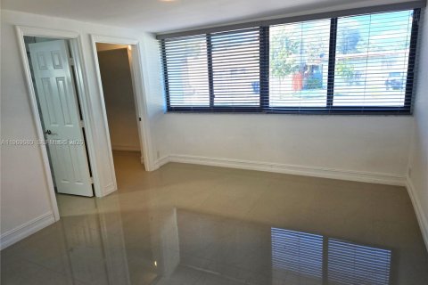 Villa ou maison à louer à Miami, Floride: 3 chambres, 83.61 m2 № 2030427 - photo 9