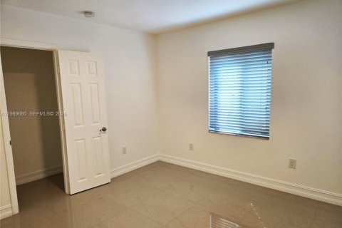Villa ou maison à louer à Miami, Floride: 3 chambres, 83.61 m2 № 2030427 - photo 12