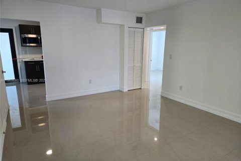 Villa ou maison à louer à Miami, Floride: 3 chambres, 83.61 m2 № 2030427 - photo 4