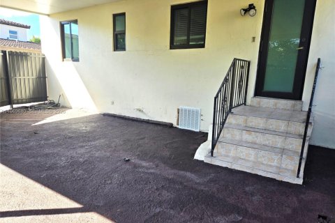 Villa ou maison à louer à Miami, Floride: 3 chambres, 83.61 m2 № 2030427 - photo 17