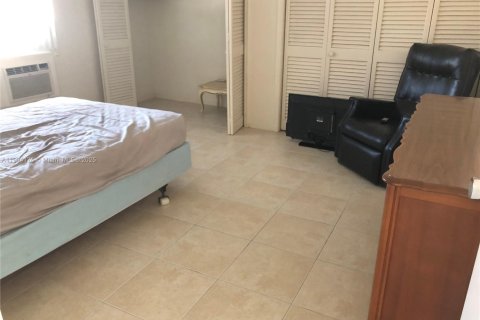 Condo in Hollywood, Florida, 1 bedroom  № 1963985 - photo 22