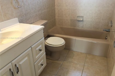 Condo in Hollywood, Florida, 1 bedroom  № 1963985 - photo 17