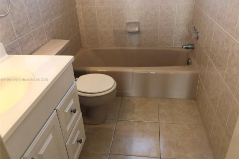 Condo in Hollywood, Florida, 1 bedroom  № 1963985 - photo 16