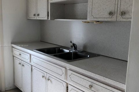 Condo in Hollywood, Florida, 1 bedroom  № 1963985 - photo 14