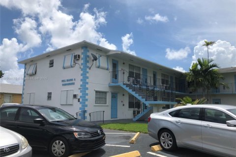 Condo in Hollywood, Florida, 1 bedroom  № 1963985 - photo 2