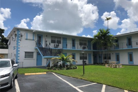 Condo in Hollywood, Florida, 1 bedroom  № 1963985 - photo 3