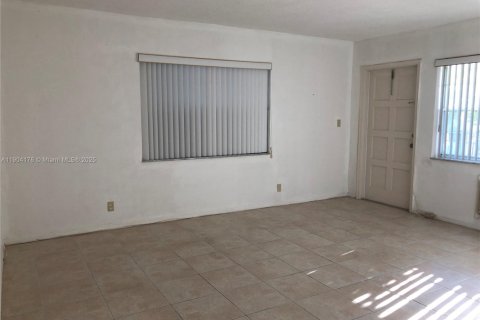 Condo in Hollywood, Florida, 1 bedroom  № 1963985 - photo 6