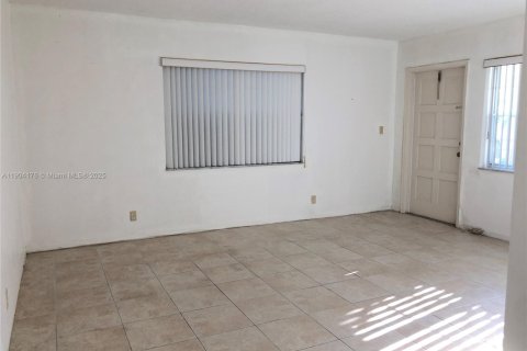 Condo in Hollywood, Florida, 1 bedroom  № 1963985 - photo 5
