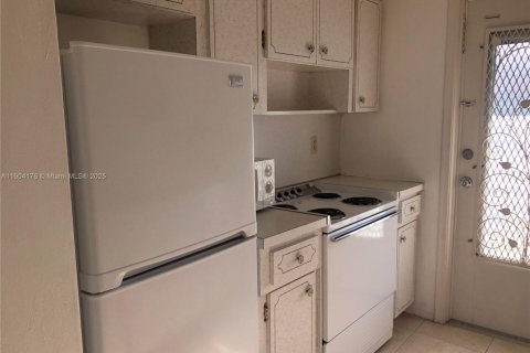 Condo in Hollywood, Florida, 1 bedroom  № 1963985 - photo 11