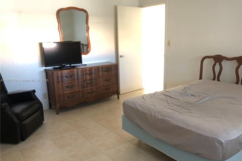 Condo in Hollywood, Florida, 1 bedroom  № 1963985 - photo 24