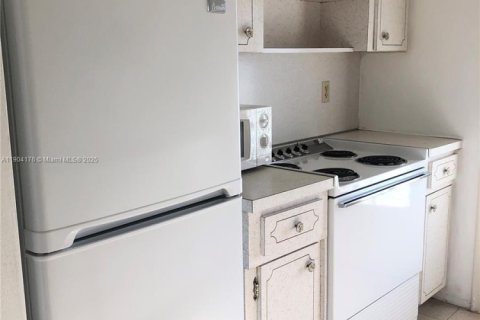 Condo in Hollywood, Florida, 1 bedroom  № 1963985 - photo 12