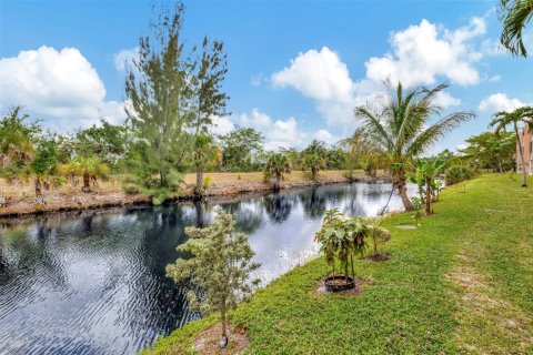 Condo in North Lauderdale, Florida, 1 bedroom  № 1075695 - photo 1