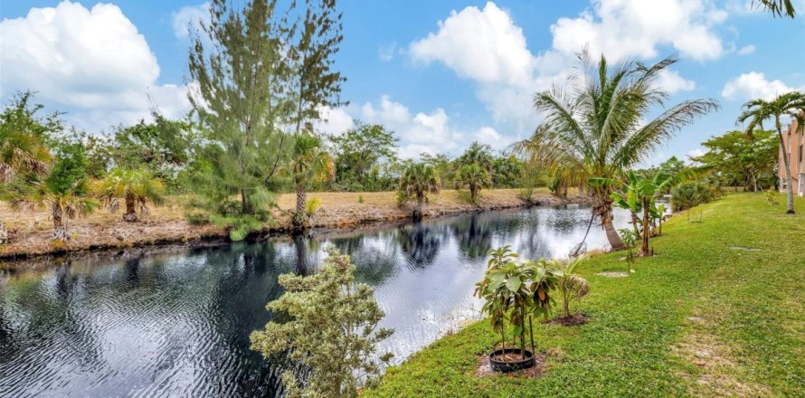 Condo in North Lauderdale, Florida, 1 bedroom № 1075695
