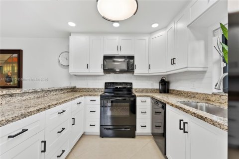 Townhouse in Coral Springs, Florida 2 bedrooms, 119.29 sq.m. № 1786944 - photo 18