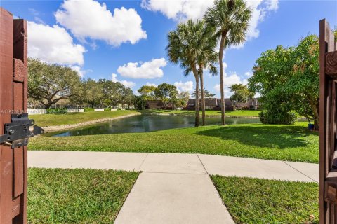 Townhouse in Coral Springs, Florida 2 bedrooms, 119.29 sq.m. № 1786944 - photo 4