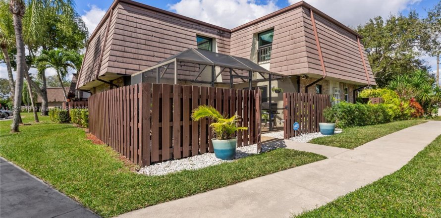 Townhouse in Coral Springs, Florida 2 bedrooms, 119.29 sq.m. № 1786944