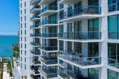 Condo in Sarasota, Florida, 2 bedrooms № 2155736 - photo 2