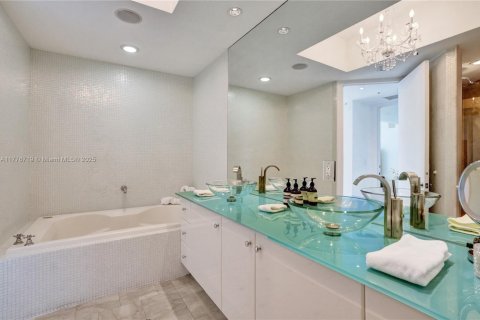 Condo in Miami Beach, Florida, 2 bedrooms  № 1864704 - photo 30