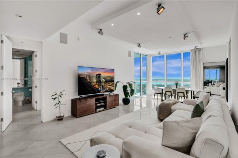 Condo in Miami Beach, Florida, 2 bedrooms  № 1864704 - photo 1