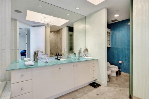 Condo in Miami Beach, Florida, 2 bedrooms  № 1864704 - photo 29