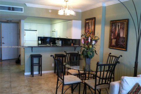 Condo in Hollywood, Florida  № 2057427 - photo 15