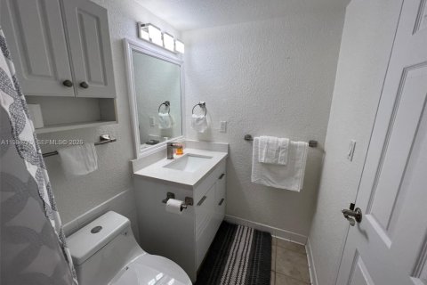 Condo in Hollywood, Florida  № 2057427 - photo 19