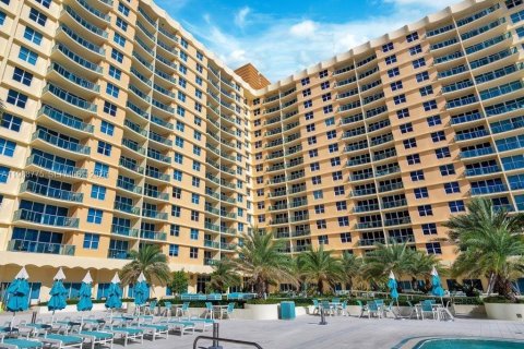 Condo in Hollywood, Florida  № 2057427 - photo 6