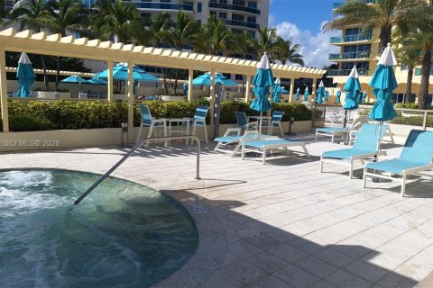 Condo in Hollywood, Florida  № 2057427 - photo 8