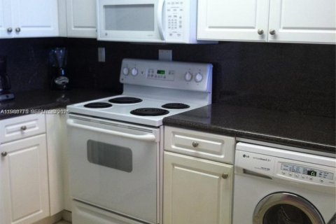 Condo in Hollywood, Florida  № 2057427 - photo 14