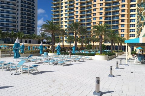 Condo in Hollywood, Florida  № 2057427 - photo 7