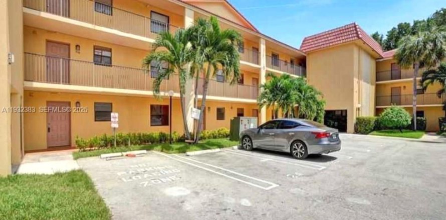 Condominio en Coral Springs, Florida, 2 dormitorios № 2034806