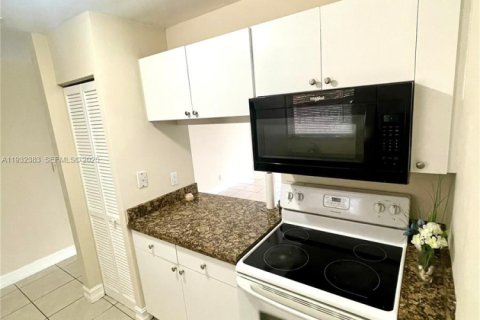 Condominio en venta en Coral Springs, Florida, 2 dormitorios, 78.04 m2 № 2034806 - foto 10