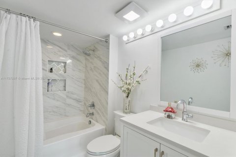 Condo in Miami, Florida, 2 bedrooms  № 1937566 - photo 13